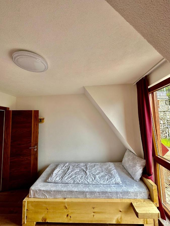 Hotel Te Liqeni Pejë Esterno foto